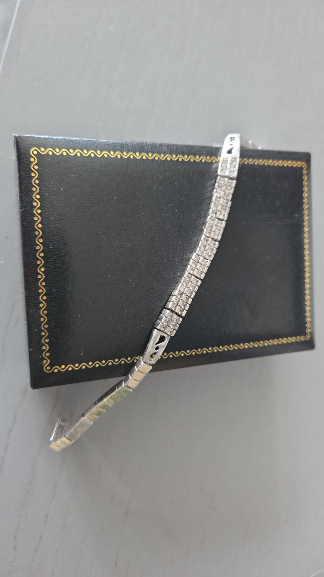 Sparkling Articulated Bracelet Adorned with Faceted Clear Stones
